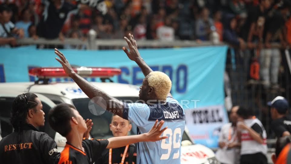 Striker Persela Lamongan, Herman Dzumafo Epandi memberikan penghormatan kepada suporter LA Mania.